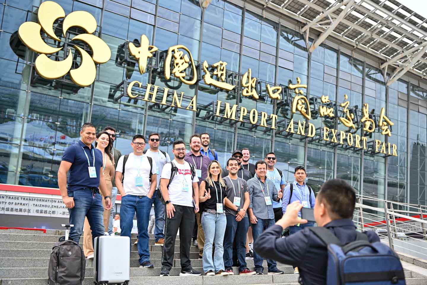 Eshine Rubber team group photo with customers Eshine Rubber team group photo with customers